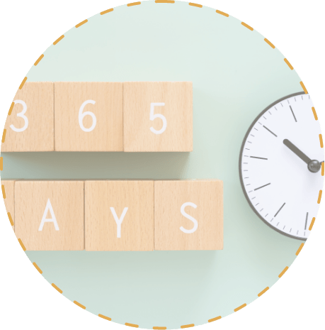 365daysと書かれたオブジェと時計の写真